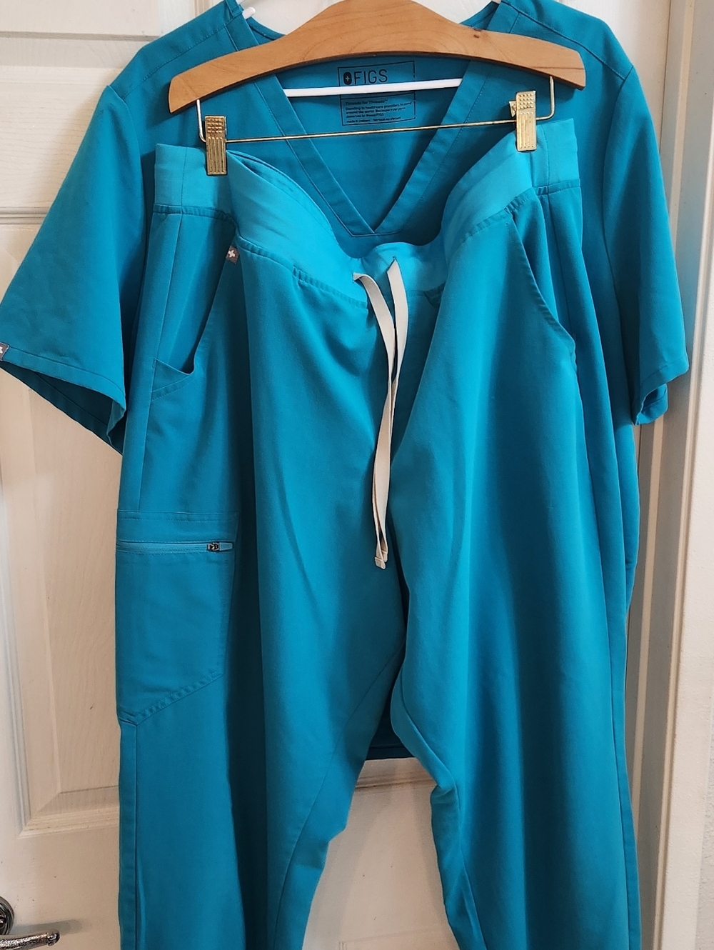Figs Teal V-Neck Set With Short Sleeve Scrub Top And Jogger Bottoms